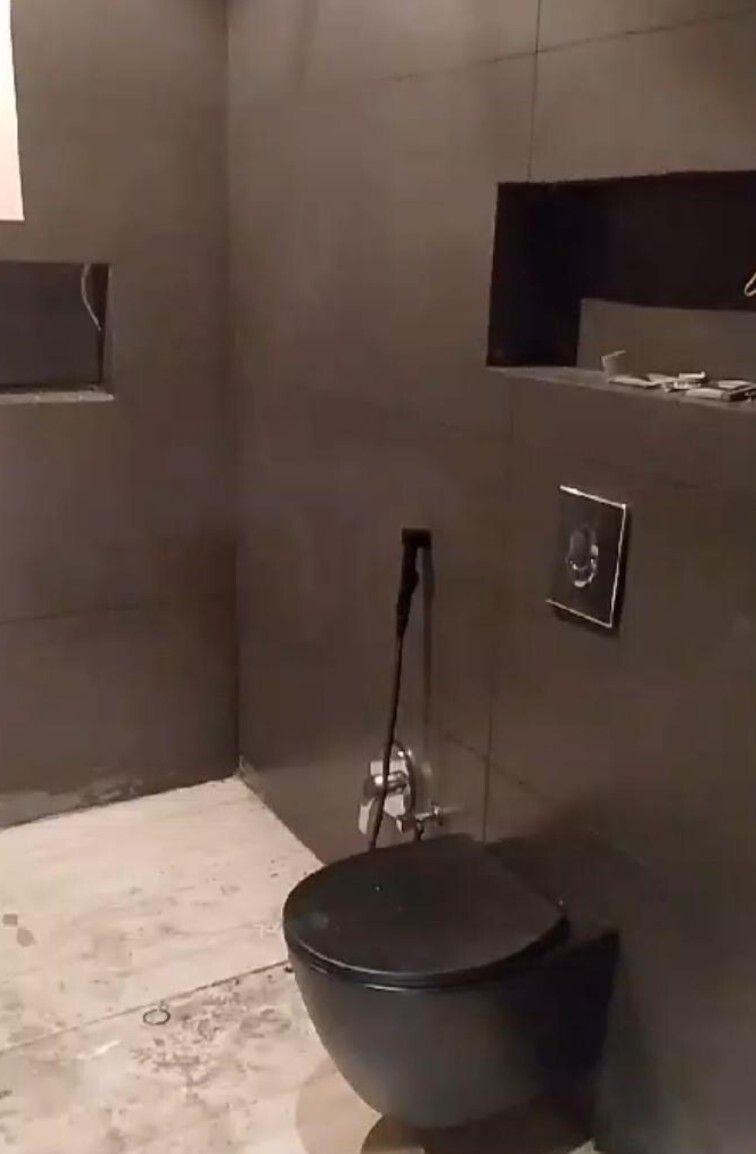 حمام بتشطيب داكن