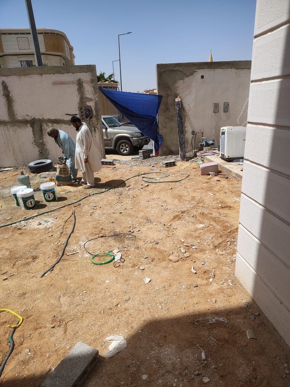 فريق سباك أثناء العمل في موقع فيلا جديدة